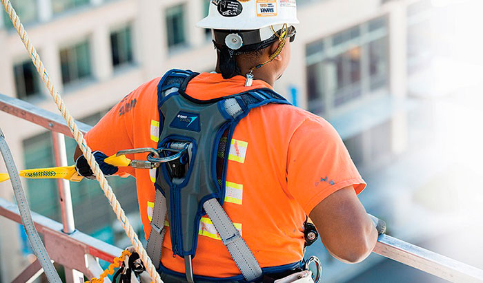 Conoce la importancia de la seguridad en trabajos verticales