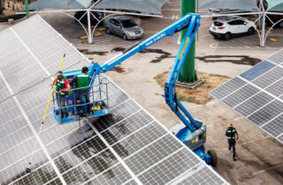 Uso de Plataformas Elevadoras (PEMP) en la Instalación de Sistemas Solares y Techados