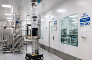 Uso de plataformas elevadoras en la industria alimentaria y farmacéutica.