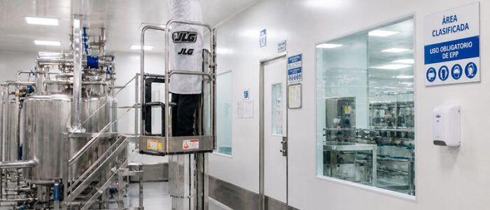 Uso de plataformas elevadoras en la industria alimentaria y farmacéutica.